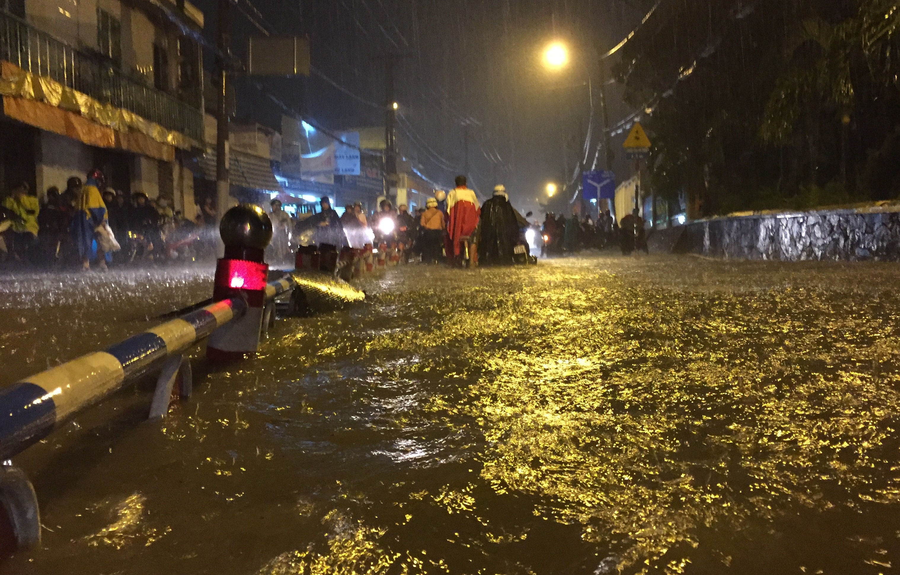 Người dân phải vất vả dầm mưa, lội nước, vượt qua kẹt xe để tìm đường về nhà.