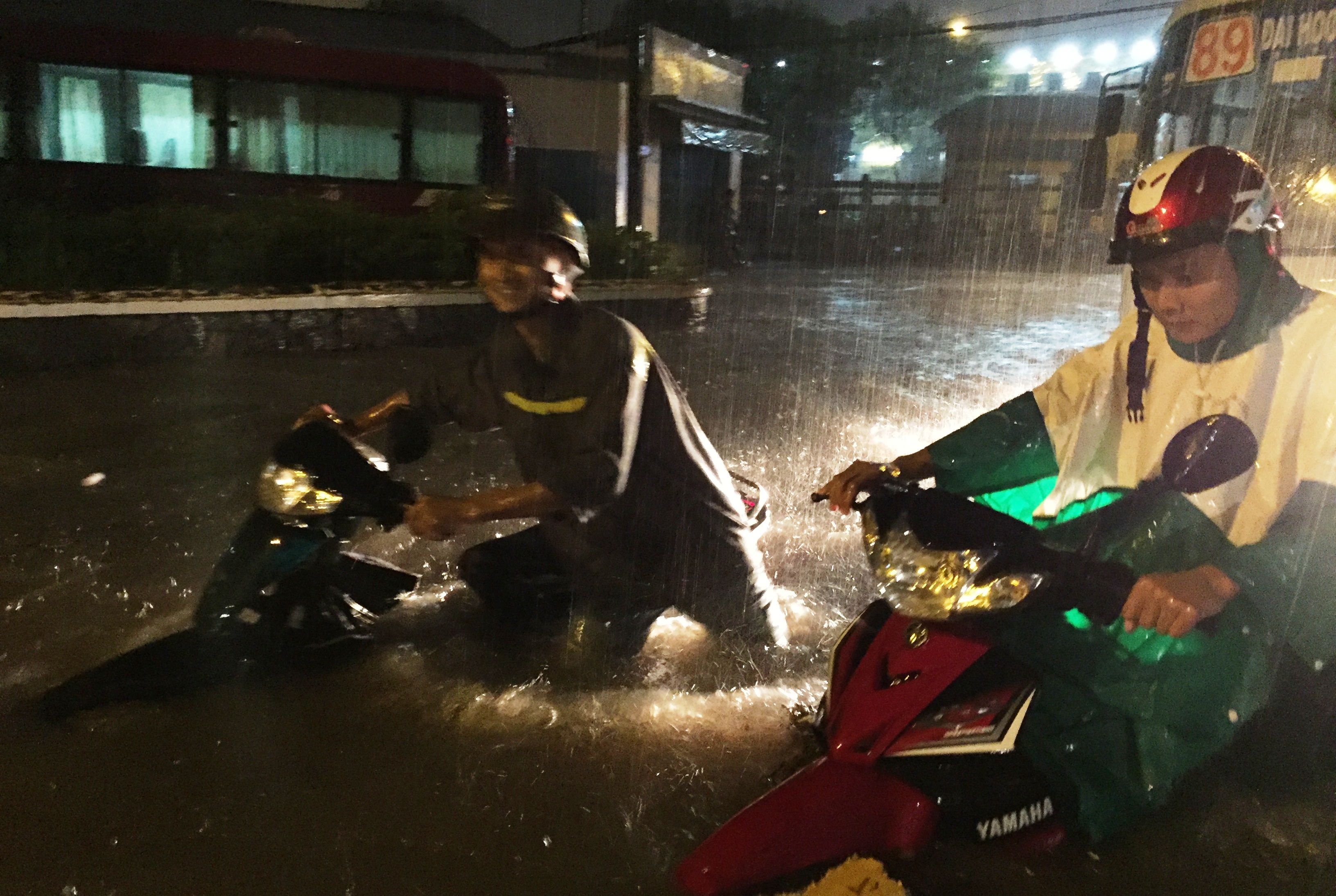 Nước mưa nập lút bánh xe khiến hàng nghìn phương tiện bị chết máy.