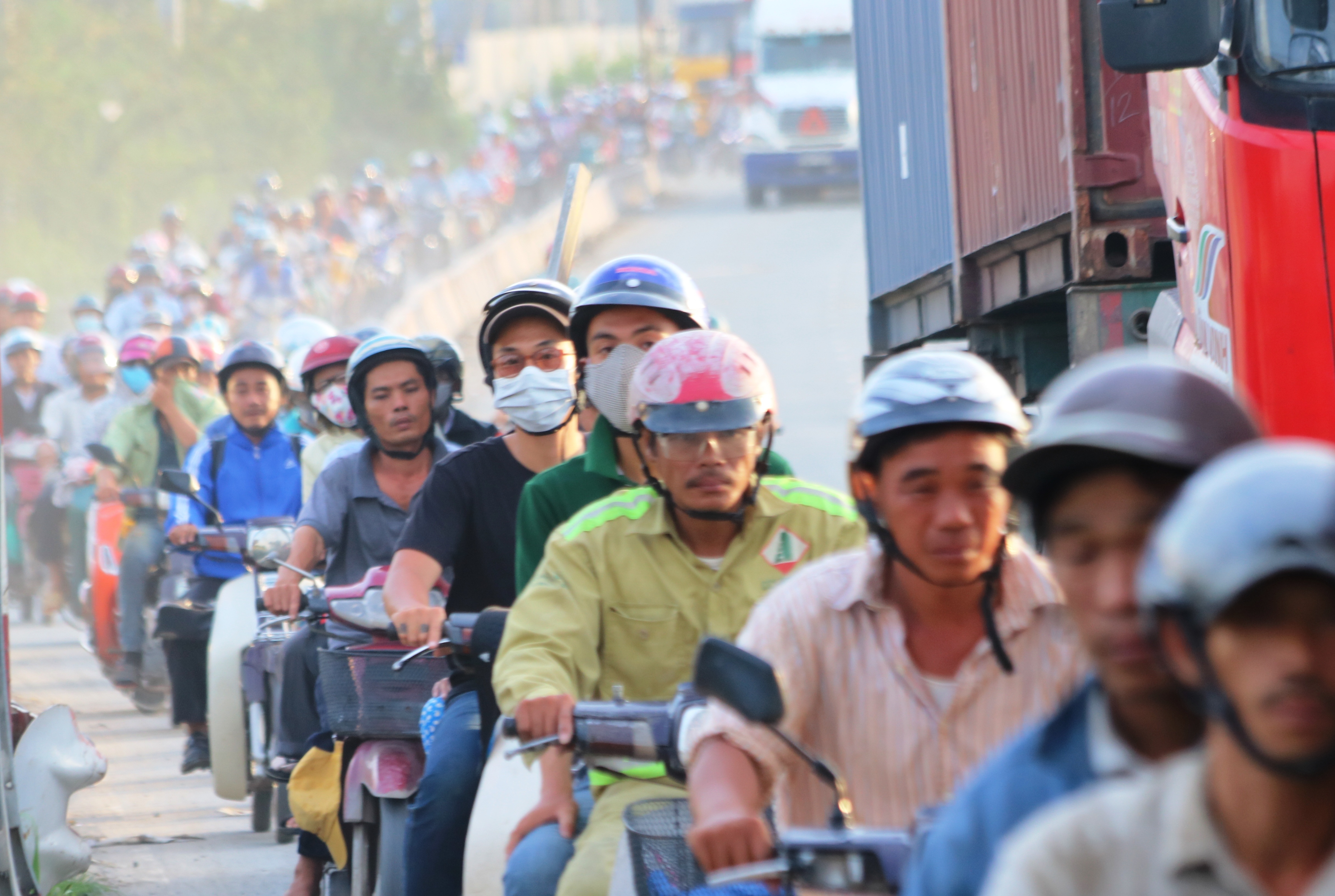 Dòng phương tiện dồn dập đổ về đường cao tốc, giao thông kẹt cứng nhiều giờ - 11