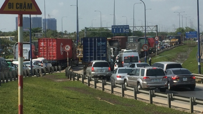 Các hướng đường dẫn về cao tốc HLD trên địa bàn quận 2 kẹt cứng phương tiện.