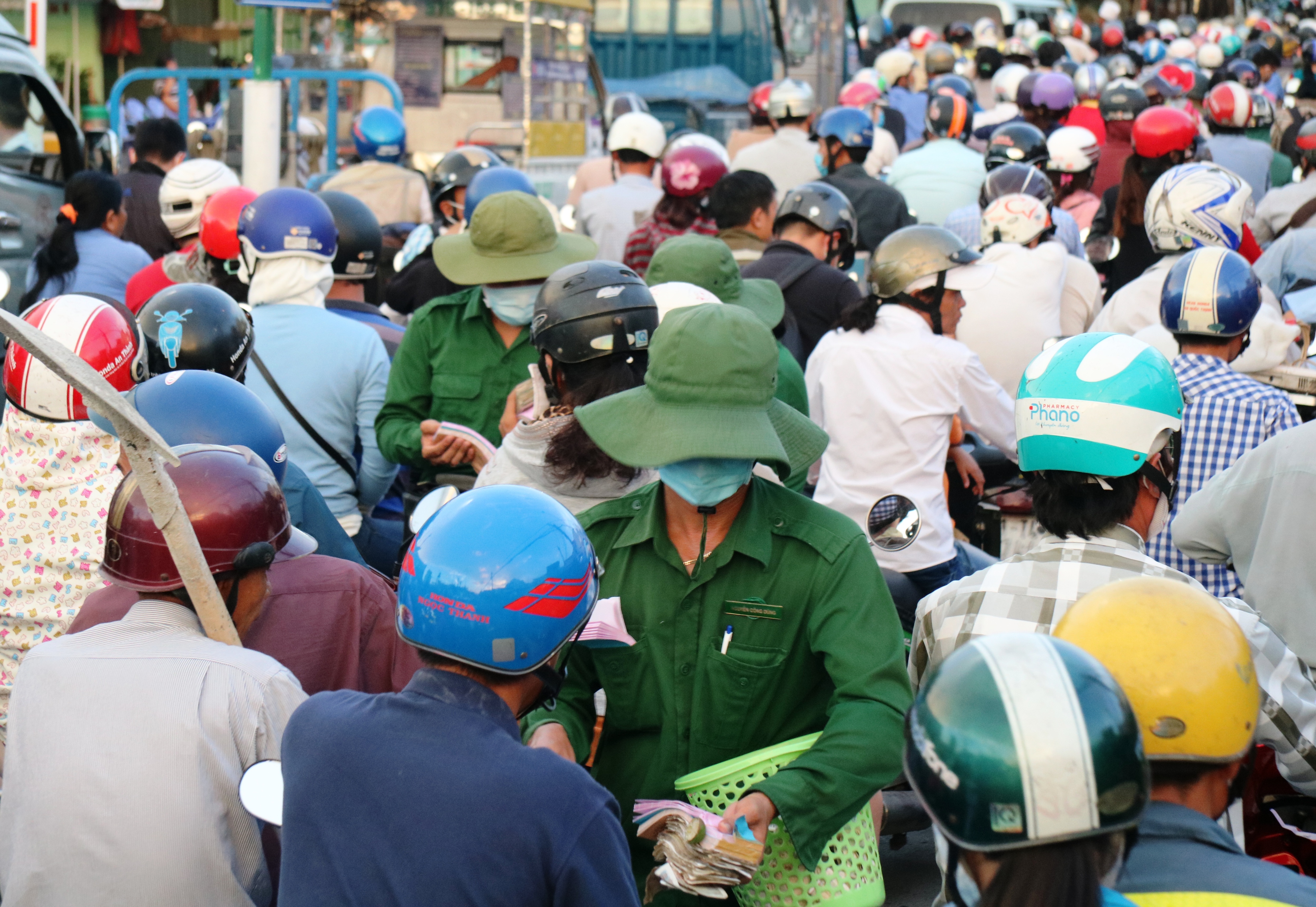 Nhân viên bán vé được huy động xuống đường để phục vụ hành khách nhằm giải toả áp lực trước bến phà.