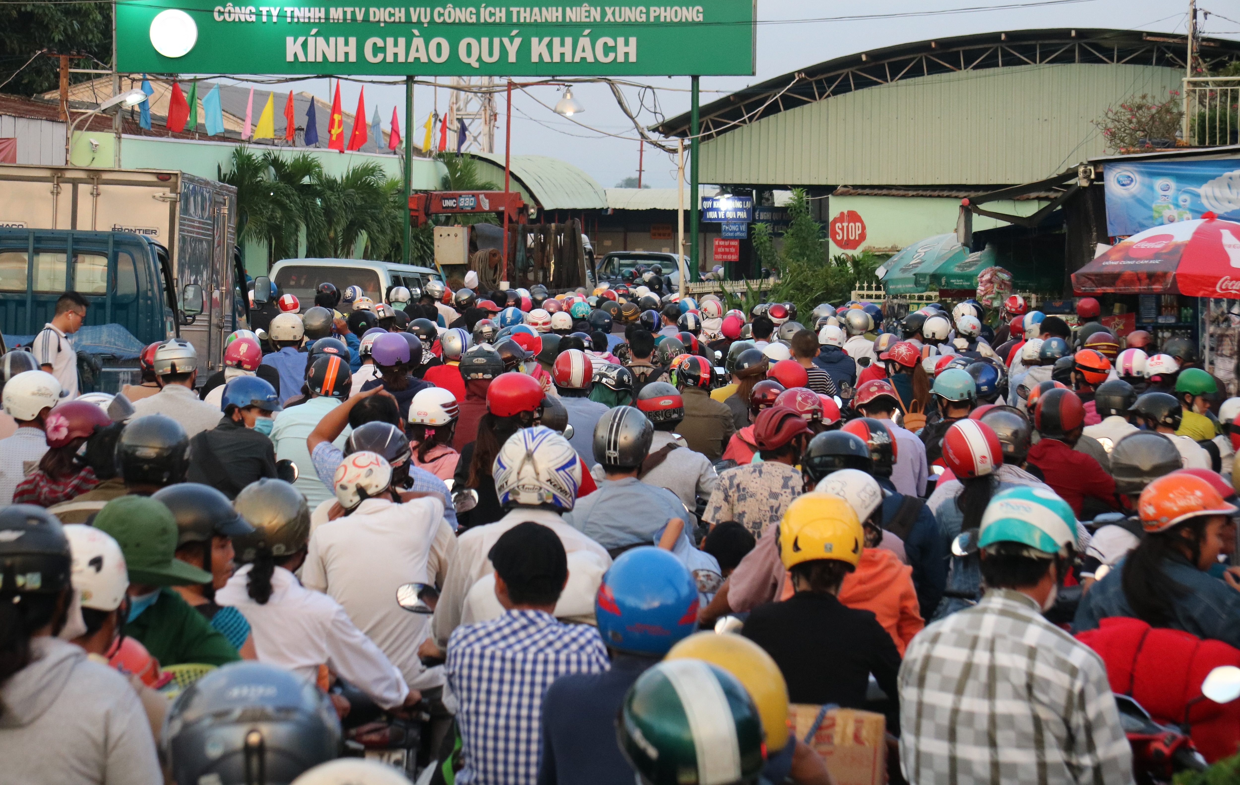 Dòng phương tiện dồn dập đổ về đường cao tốc, giao thông kẹt cứng nhiều giờ - 1