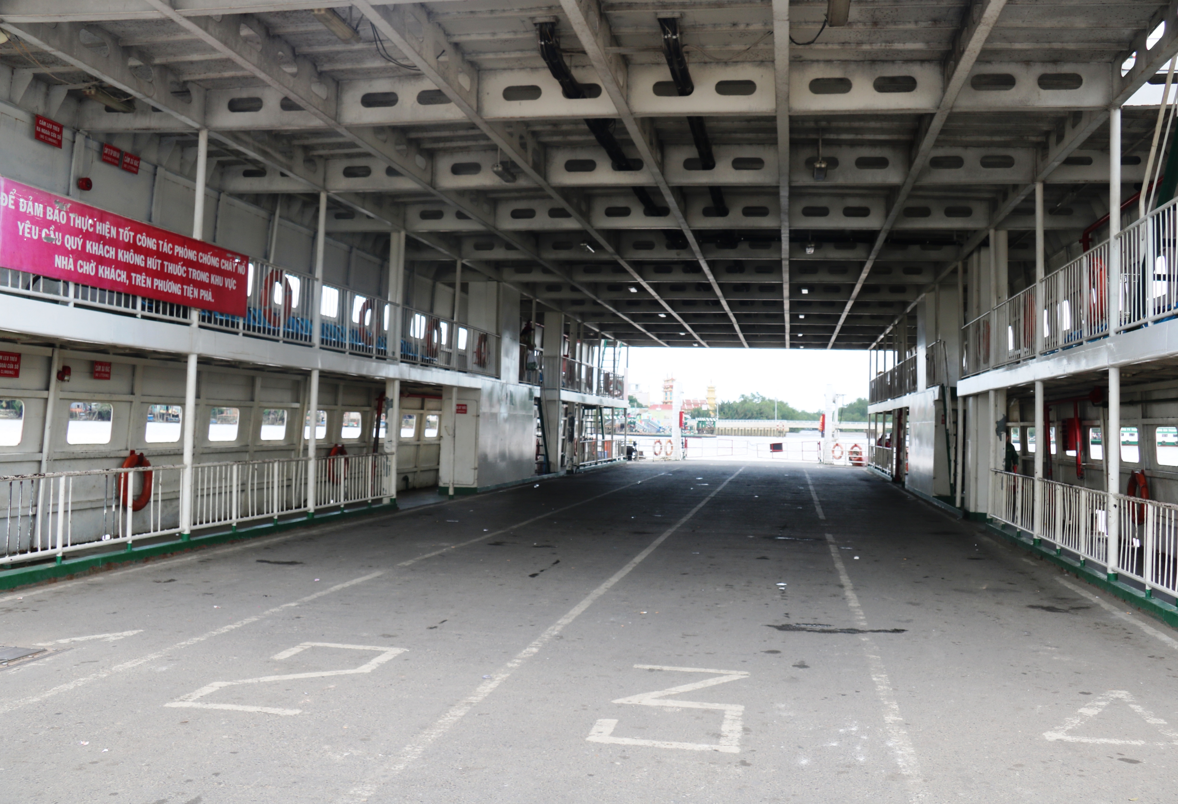 Nhiều chuyến phà sau khi đưa khách sang bờ Đồng Nai đã nhanh chóng quay đầu không tải để về bờ quận 2 giải toả hành khách.