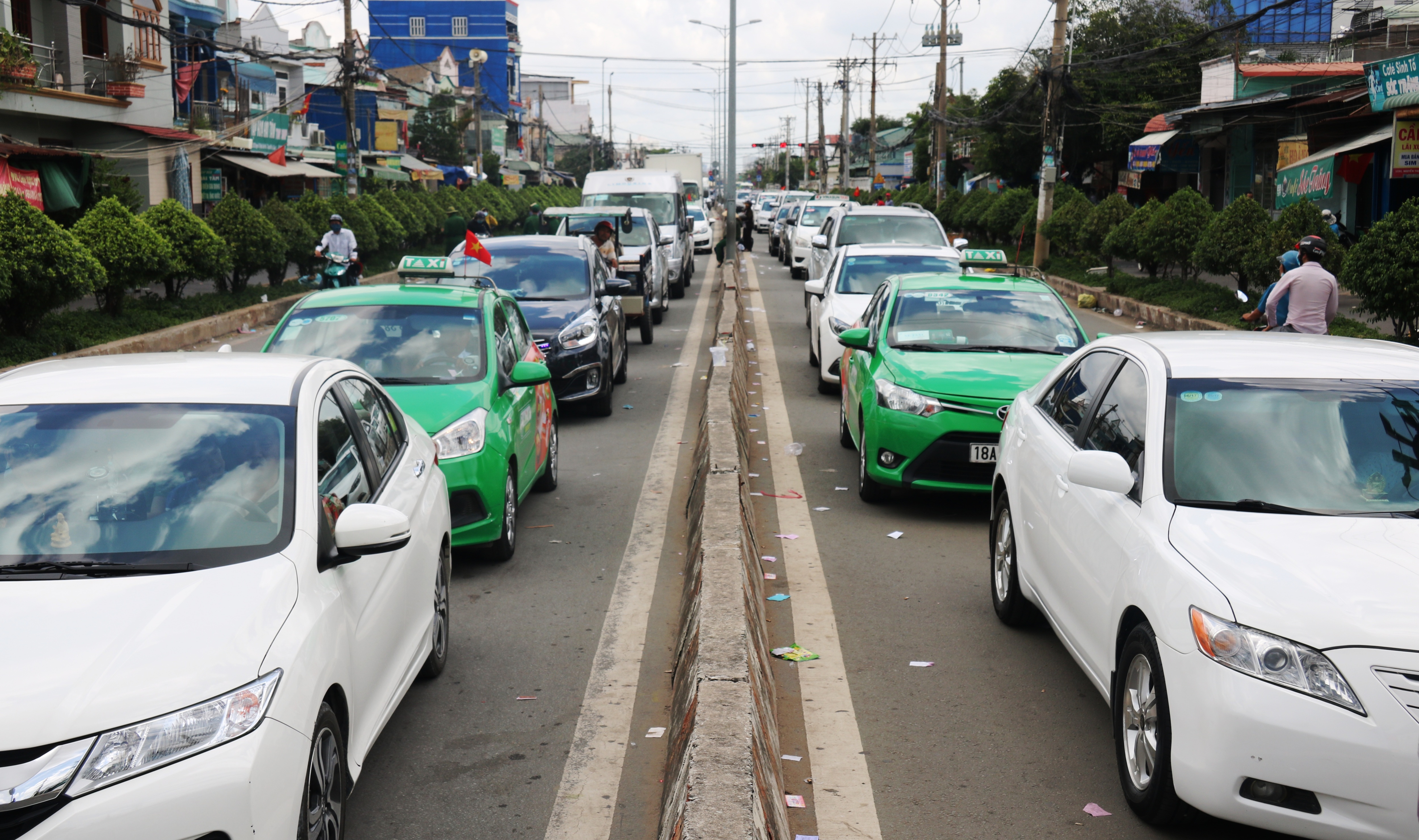 
Nhiều ô tô do kẹt đường lên cao tốc đã chuyển hướng lưu thông qua phà Cát Lái, khiến bến phà cũng quá tải.
