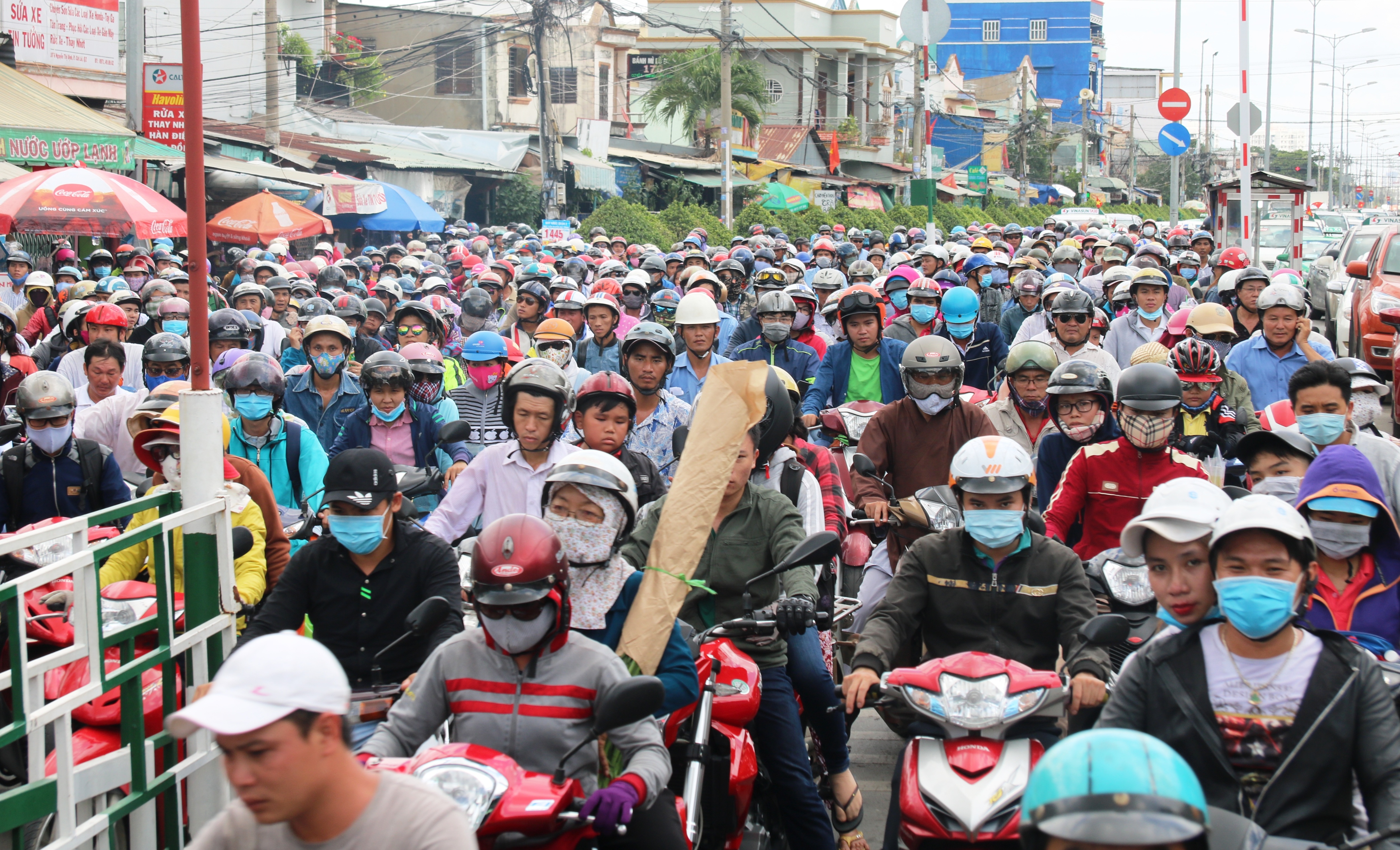 Biển người đứng trân mình dưới nắng nóng, khói bụi chờ qua phà Cát Lái.