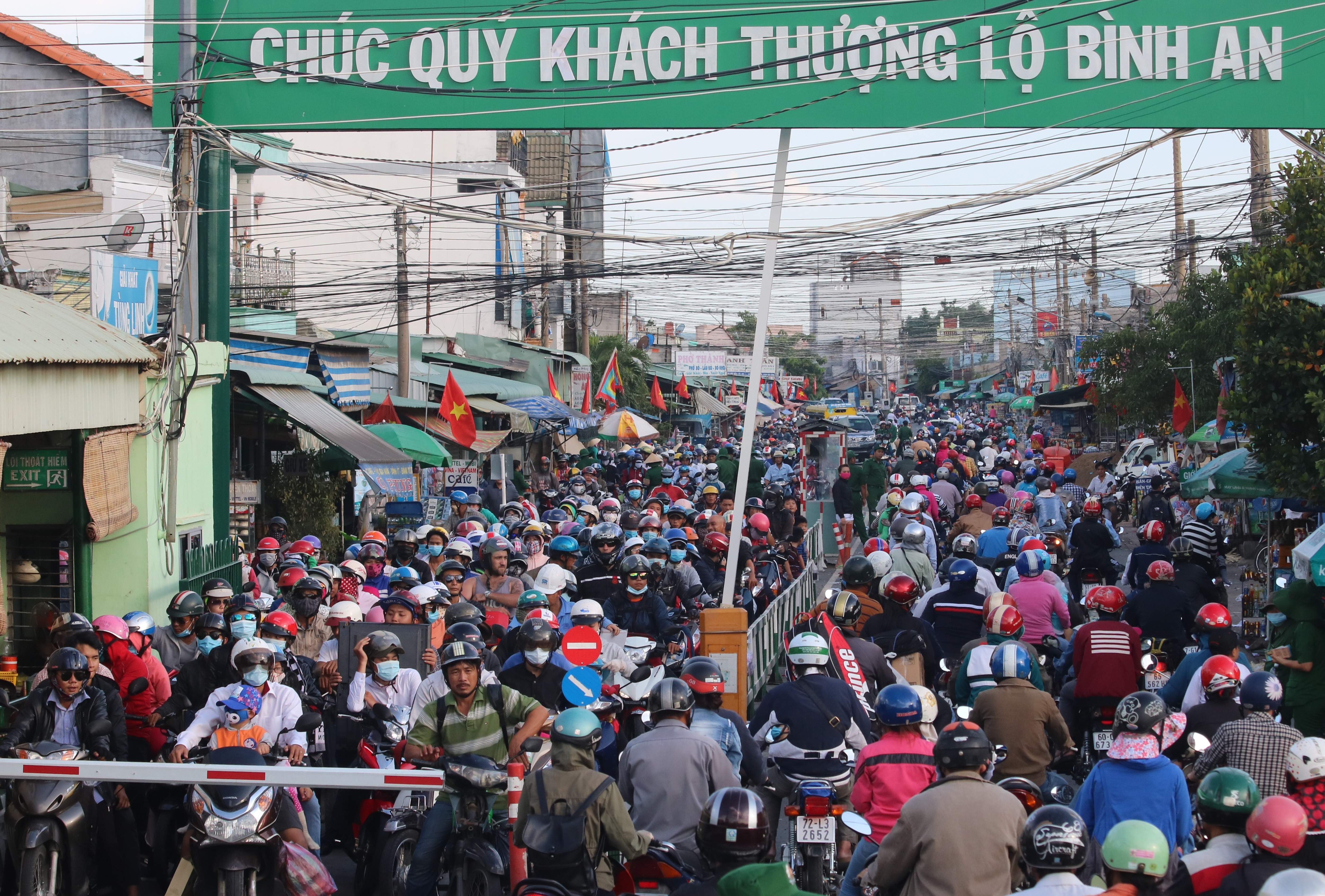 Tại bến phà Cát Lái (phía bờ Nhơn Trạch, tỉnh Đồng Nai), hàng vạn phương tiện, đa số là xe máy ào ạt đổ về