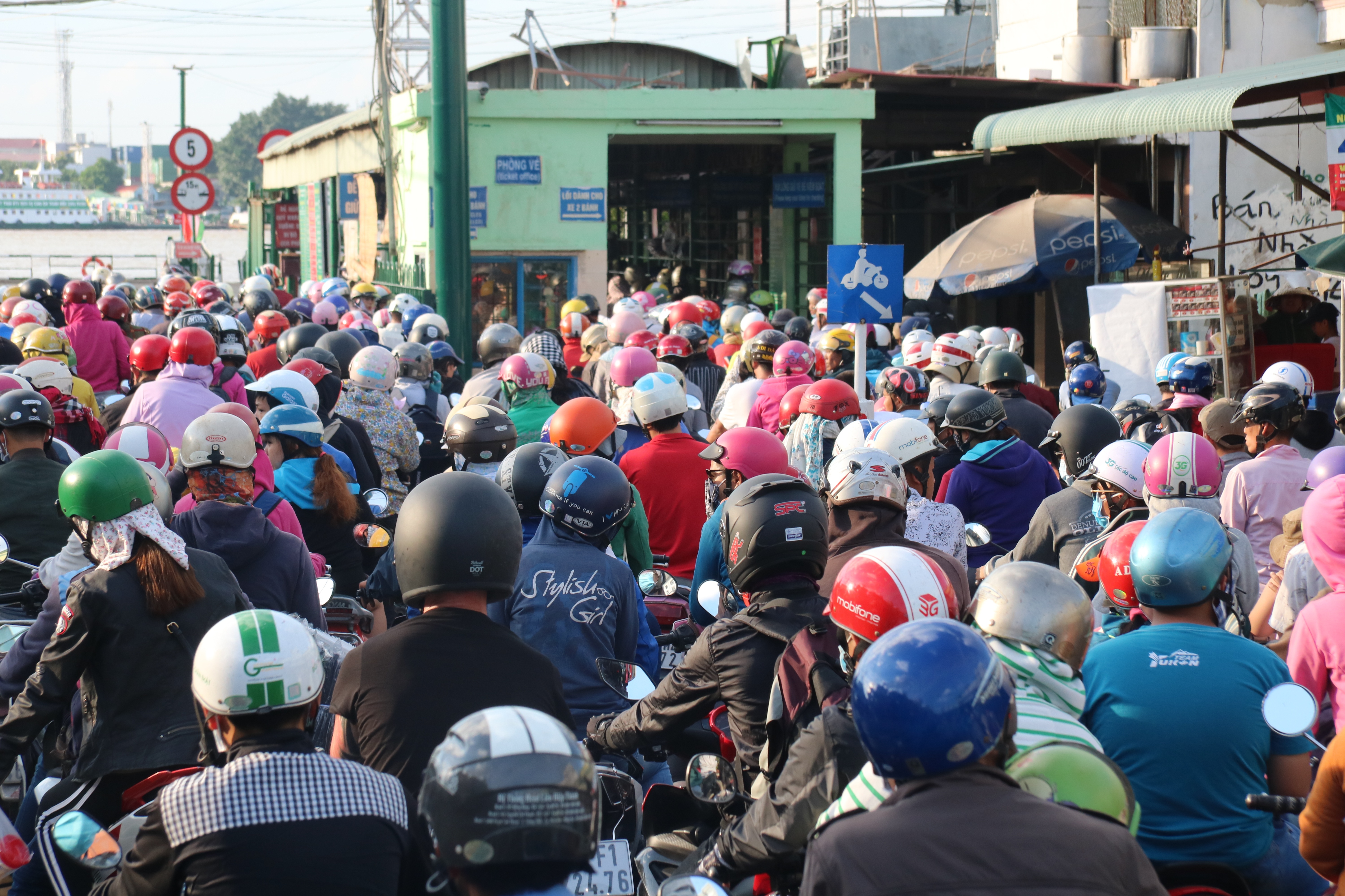 Phà Cát Lái nêm kín người, đường cao tốc... quá tải - 7