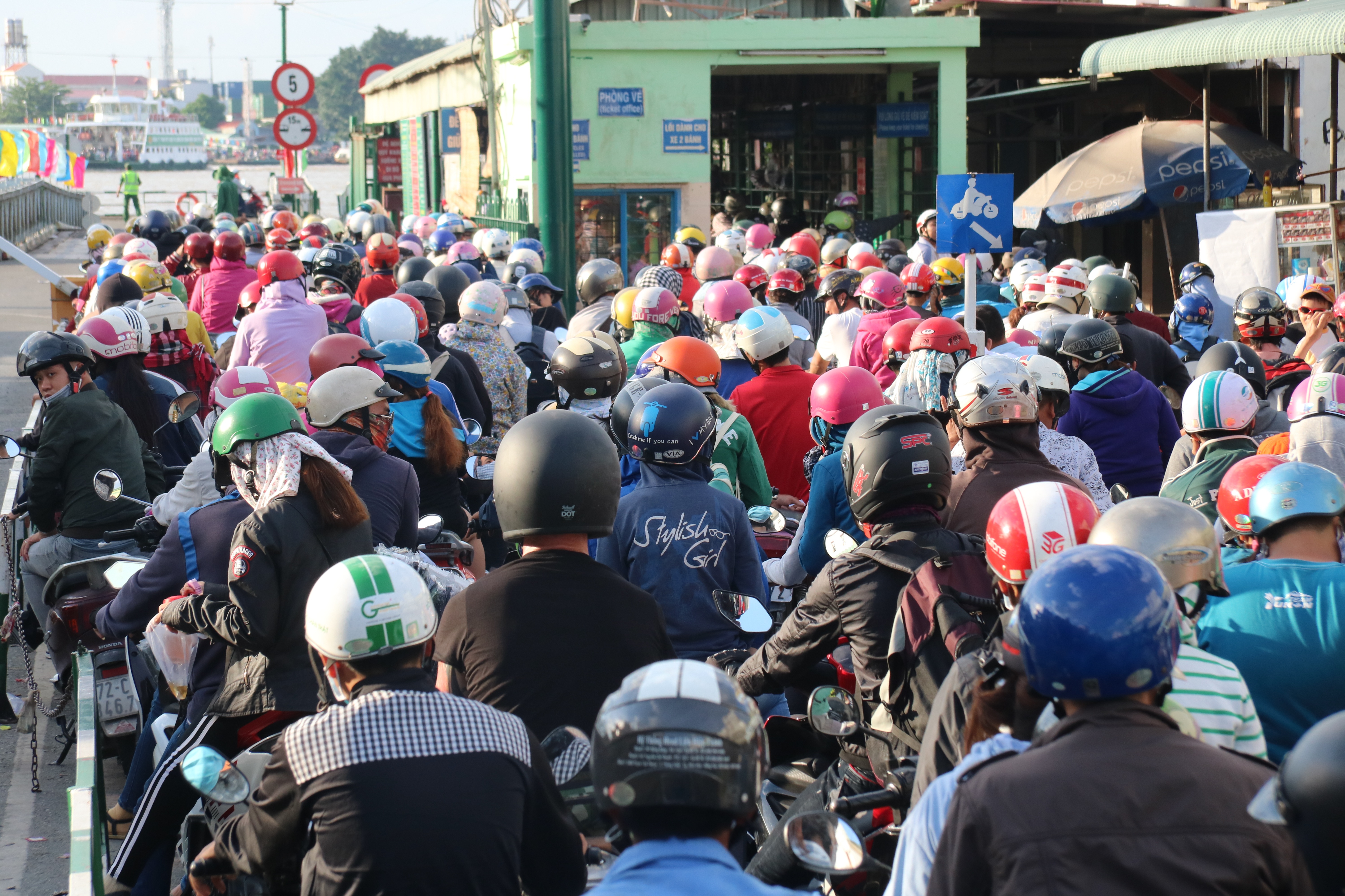 Phà Cát Lái nêm kín người, đường cao tốc... quá tải - 9