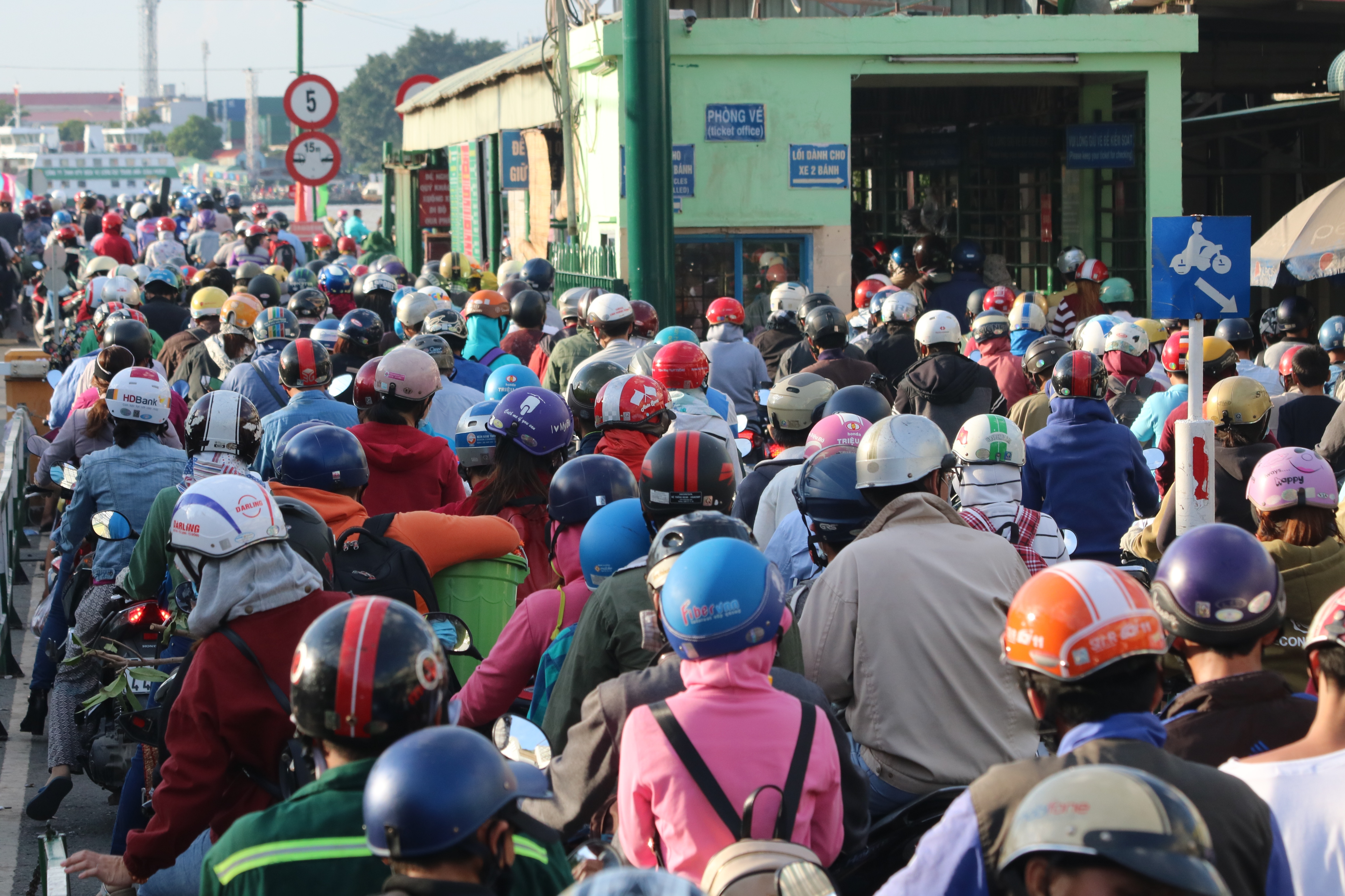 Phà Cát Lái nêm kín người, đường cao tốc... quá tải - 8