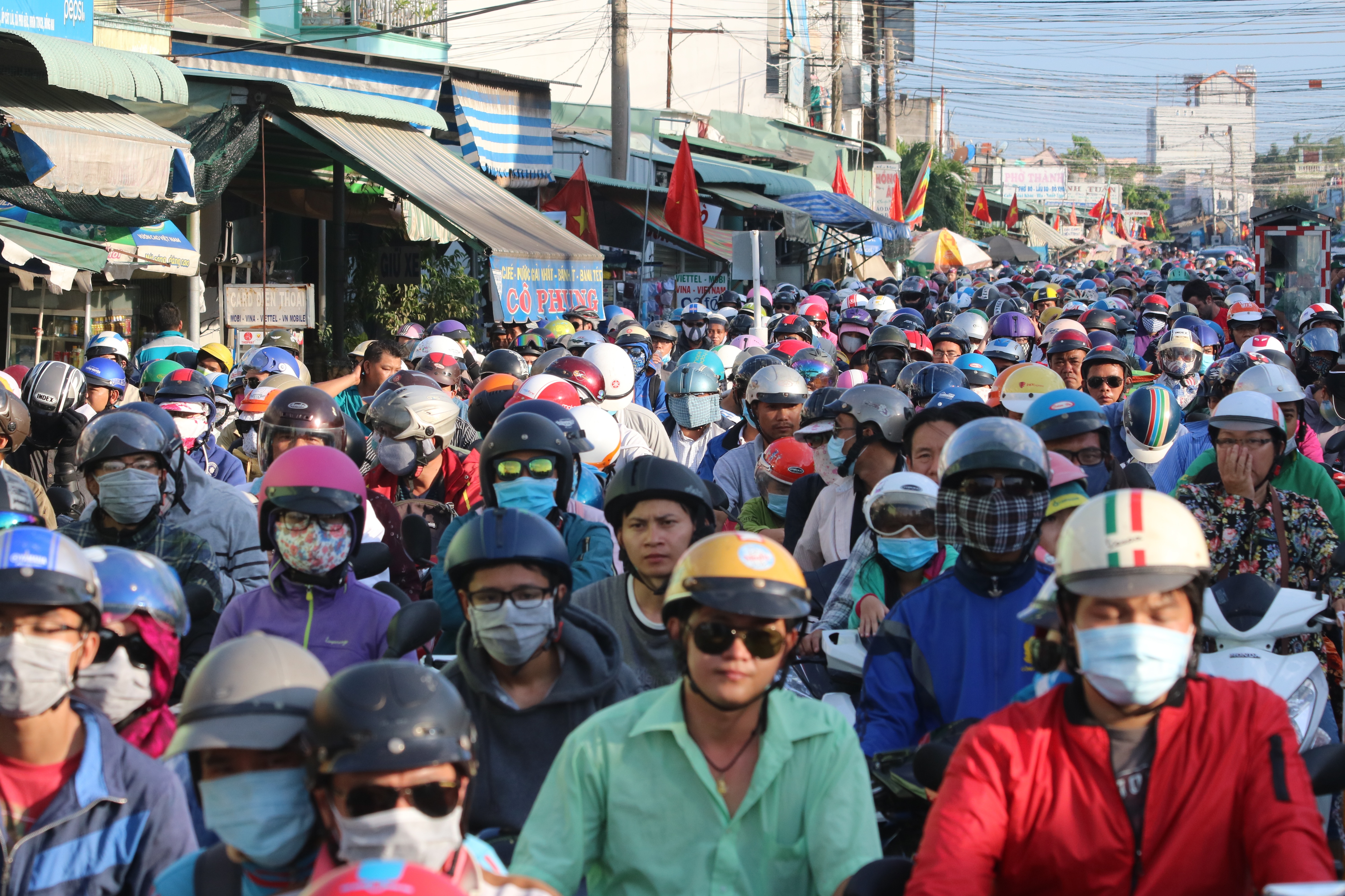 Phà Cát Lái nêm kín người, đường cao tốc... quá tải - 4