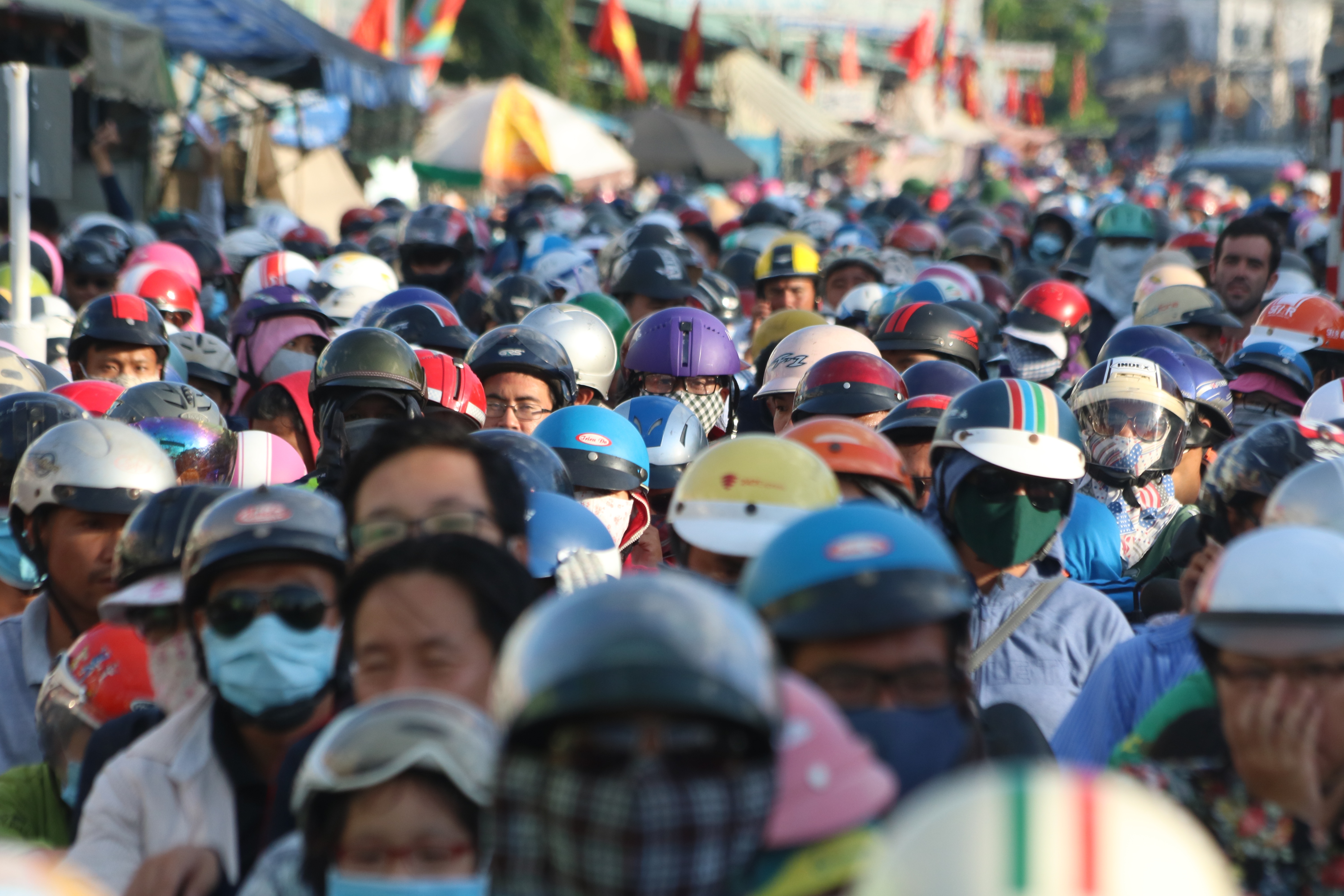 Vẻ mệt mỏi lộ rõ trên mặt của hành khách chờ qua phà.