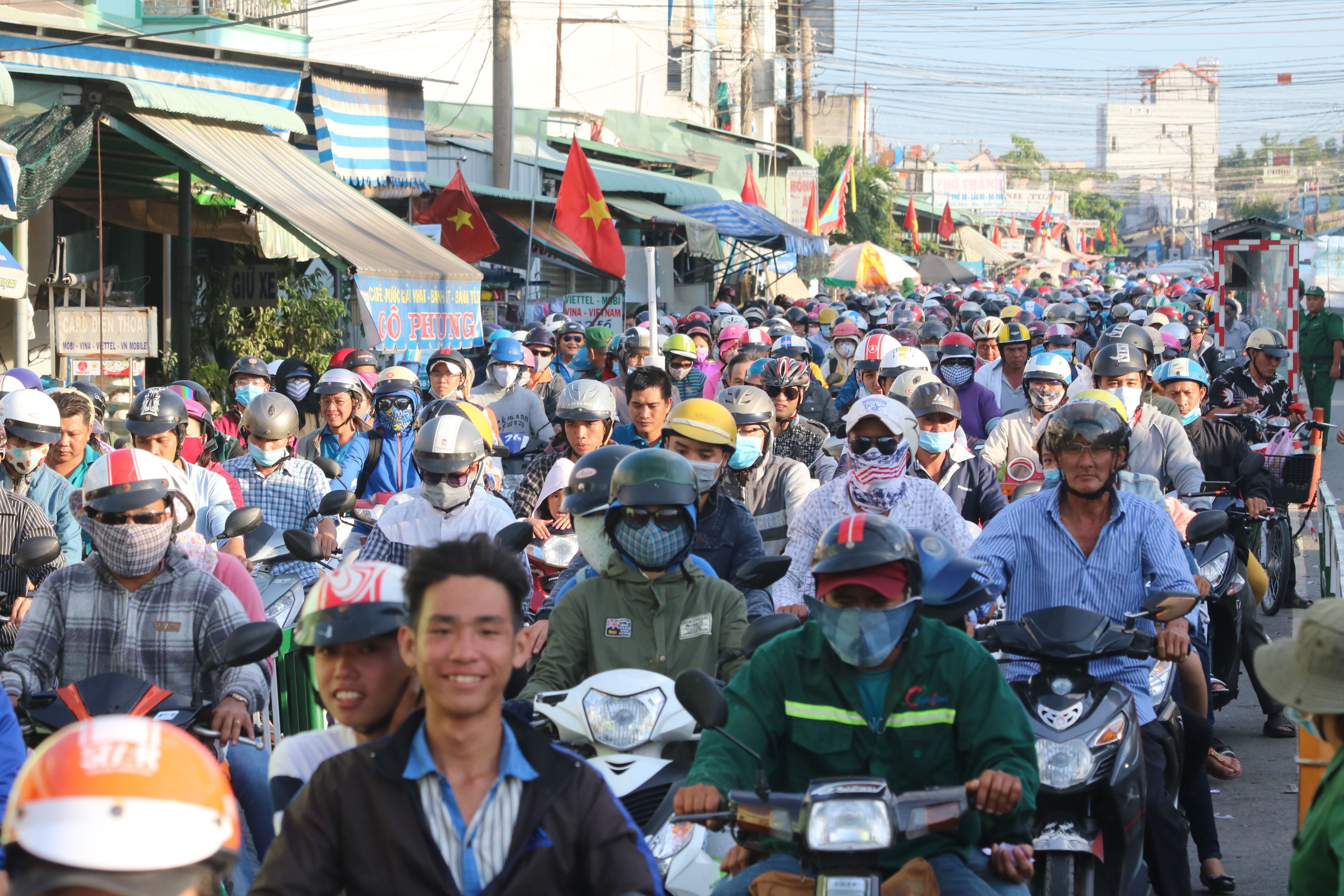 Hình ảnh PV Dân trí ghi nhận tại bến phà Cát Lái phía bờ Nhơn Trạch, tỉnh Đồng Nai chiều ngày 4/9.