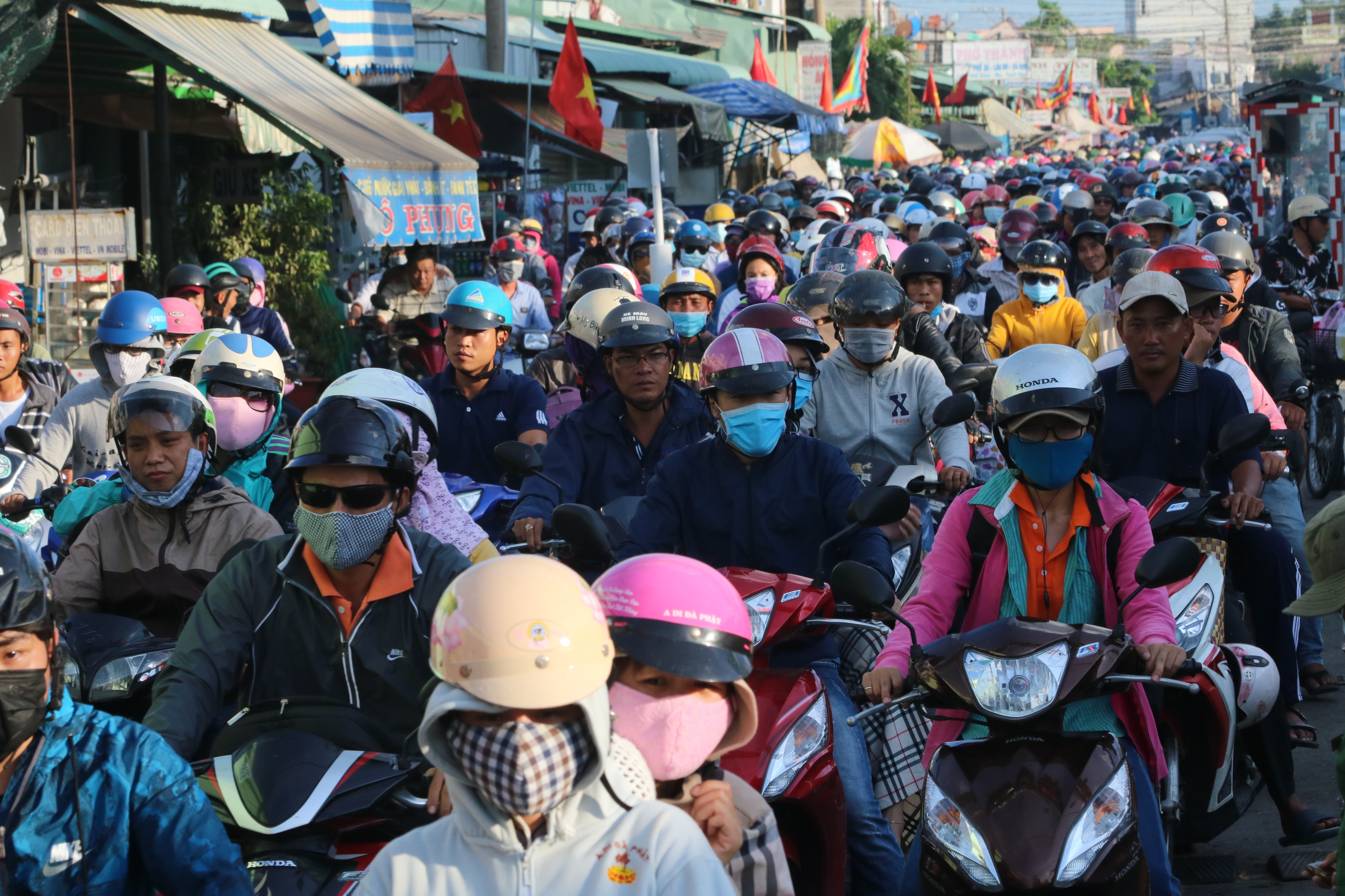 Phà Cát Lái nêm kín người, đường cao tốc... quá tải - 12