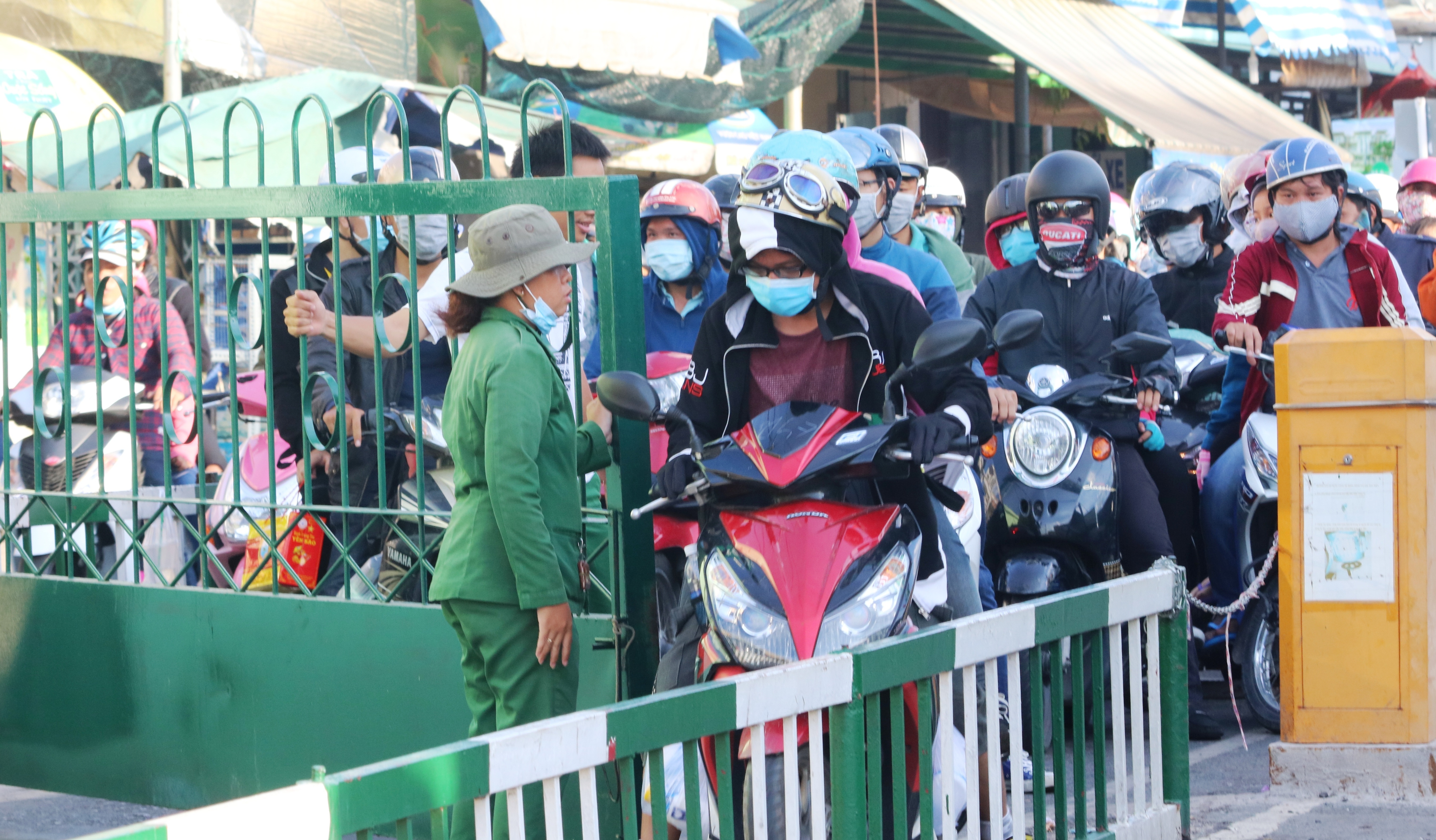 Ai cũng muốn nhanh chóng thoát khỏi dòng xe ken kín chờ phà...