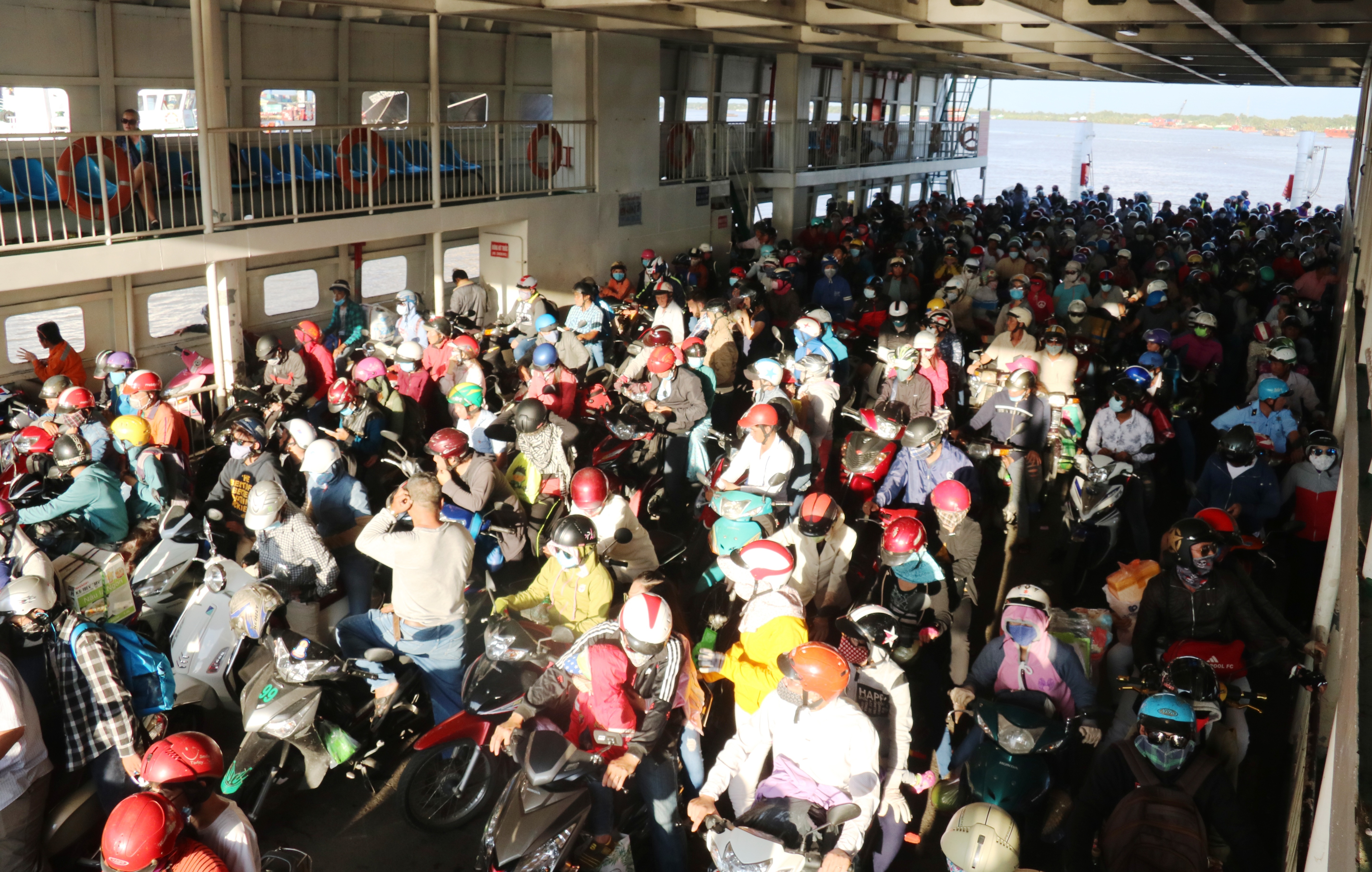 để lên được chuyến phà tở lại TPHCM sau những ngày nghỉ lễ.