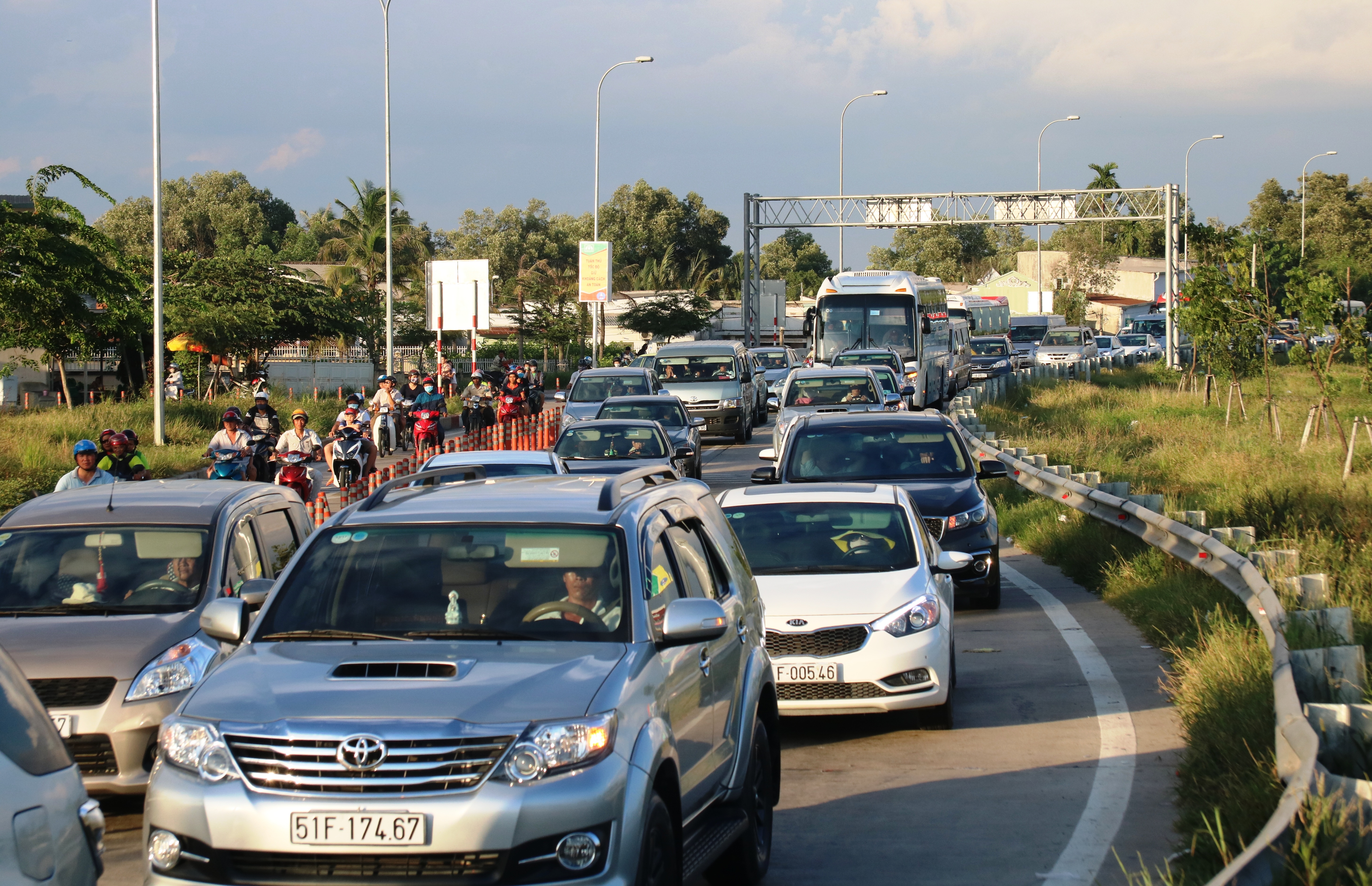 Lượng ô tô, xe khách ào ạt từ cao tốc HLD đổ về nút giao An Phú, quận 2 chiều 4/9.