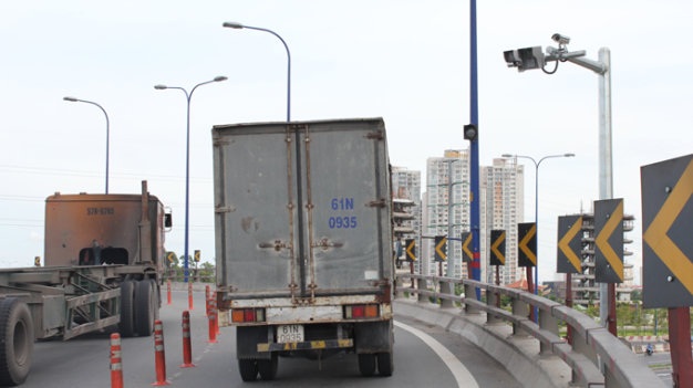 Hàng loạt vụ tai nạn trên cầu Phú Mỹ: Lỗi đều do tài xế? - 6
Biện pháp trước mắt để kéo giảm tai nạn ở cầu Phú Mỹ là cơ quan chức năng sẽ tiến hành lắp đặt camera quan sát, ghi hình, kiểm tra tốc độ… để phạt nguội đối với phương tiện vi phạm.