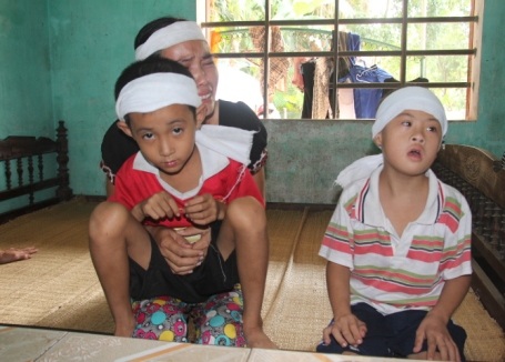 Chị Nguyệt đau đớn trước hoàn cảnh bi đát, mất chồng nhưng những đứa con của chị vẫn ngờ nghệch như đứa trẻ lên ba