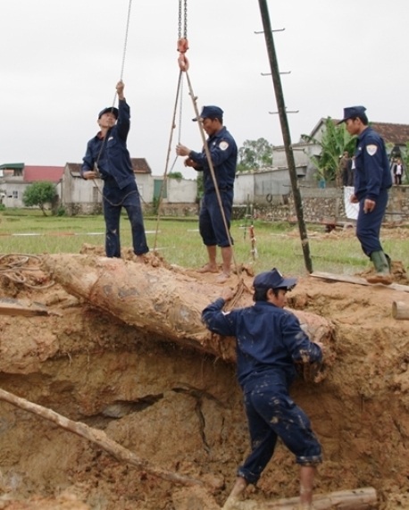 Bom khủng nặng gần 1 tấn nằm dưới cánh đồng - 1 Lực lượng chức năng đã vô hiệu hóa và đưa quả bom lên mặt đất an toàn