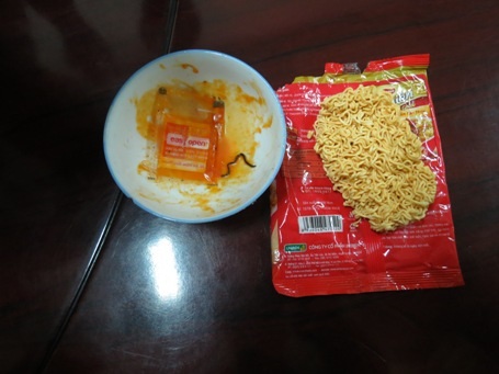 Lực lượng chức năng Hà Tĩnh khẳng định vật thể lạ này không thể tồn tại trong gói gia vị.