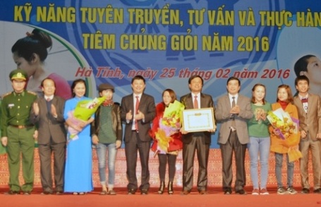 Sôi nổi hội thi thực hành tiêm chủng giỏi - 3 Kết quả chung cuộc, Ban giám khảo đã trao giải Nhất toàn đoàn cho đội Hương Sơn