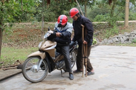 Bị tai nạn hơn 1 năm trước nhưng không có tiền để chữa trị nên đến bây giờ anh Định vẫn chưa thể đi lại được, phải sử dụng đến nạng gỗ