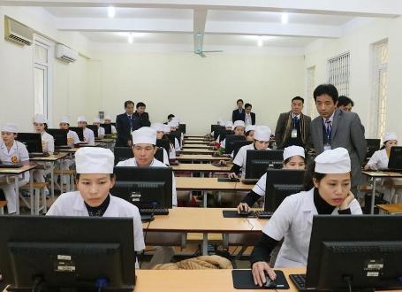 Sôi nổi hội thi thực hành tiêm chủng giỏi - 1 Các thí sinh đang tham gia phần thi lý thuyết trên máy vi tính và kỹ năng thực hành tiêm chủng