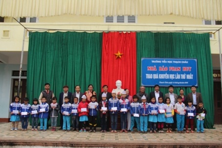 Món quà là niềm động viên, khích lệ để các em vươn lên trong cuộc sống