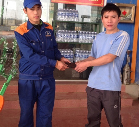 
Anh Thân Quốc Phương, nhân viên Trạm Xăng dầu Minh Phương cũng đã nhặt được và trả lại 15 triệu đồng cho một người dân bị đánh rơi
