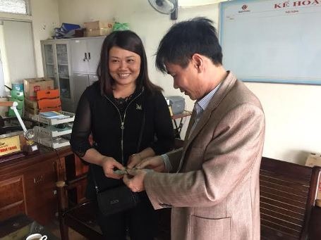 Nhân viên một cây xăng 3 lần trả lại gần 200 triệu đồng cho người đánh rơi - 1 Đại diện Trạm xăng dầu Minh Phương trao lại số tiền 18 triệu đồng cho chị Tuyên