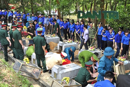 Truy điệu, an táng 19 hài cốt liệt sỹ hy sinh tại Lào - 9