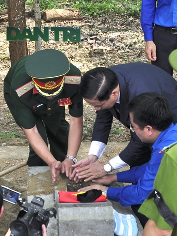 Đồng chí Lê Đình Sơn, UVTW Đảng, Bí thư tỉnh ủy Hà Tĩnh bỏ nắm đất an táng liệt sỹ tại Nghĩa trang liệt sỹ Nầm.