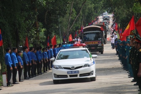 Đoàn xe chở hài cốt các liệt sỹ, chuyên gia Việt Nam hy sinh tại đất nước Lào về an táng tại Nghĩa trang liệt sỹ Nầm