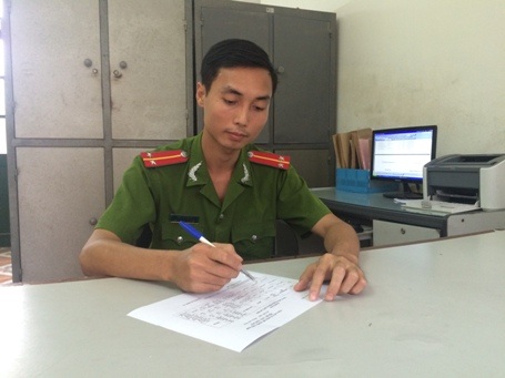 Cán bộ Trại tạm giam Công an tỉnh đang bổ sung danh sách cử tri