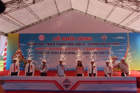 
Các đại biểu ấn nút Khởi công dự án.
