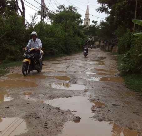 Hà Tĩnh: Dân khốn khổ vì chủ đầu tư "quên" hoàn trả lại đường - 3 Chỉ một trận mưa nhỏ, con đường trở nên lầy lội như thế này