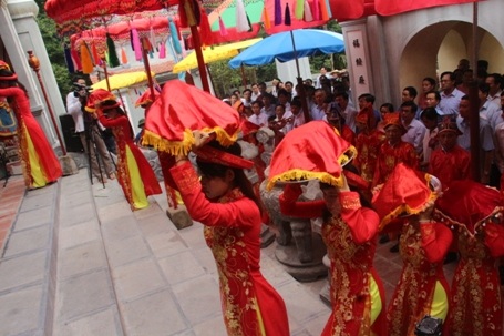 Hàng ngàn du khách tham dự Lễ hội đền Lê Khôi - 2