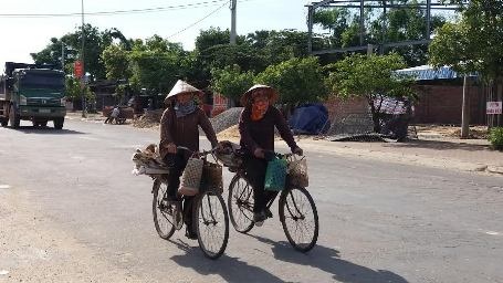 "Quay quắt" mưu sinh trong nắng nóng "như đổ lửa" - 10 "Quay quắt" mưu sinh trong nắng nóng "như đổ lửa" - 10