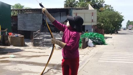 "Quay quắt" mưu sinh trong nắng nóng "như đổ lửa" - 12 Phun nước lên nhà để giảm bớt cái nắng