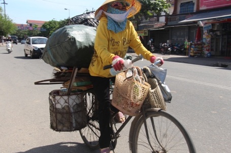 Những người thu mua ve chai bịt kín mặt để hạn chế cái nắng nóng rát bỏng 