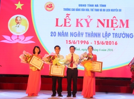 Trao tặng bằng khen của Bộ VH-TT-DL cho các tập thể, cá nhân xuất sắc