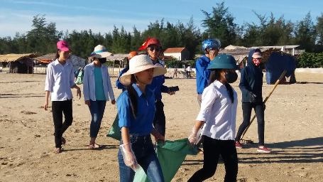 Hơn 1.000 đoàn viên, thanh niên ra quân làm sạch môi trường biển - 6