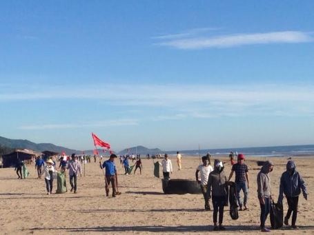 Hơn 1.000 đoàn viên, thanh niên ra quân làm sạch môi trường biển - 2