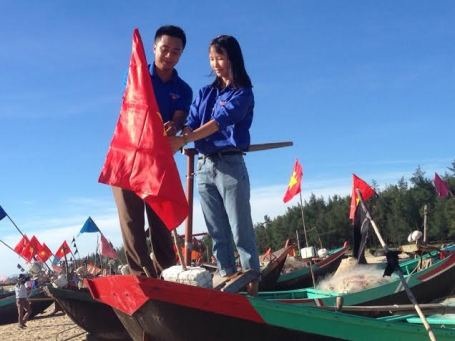 Ban tổ chức đã trao tặng hơn 200 lá cờ Tổ Quốc cho các ngư dân