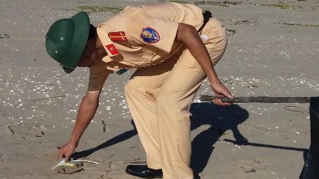 Ngoài việc thu gom ra, các đoàn viên, thanh niên còn tuyên truyền cho người dân, du khách về việc giữ gìn môi trường biển