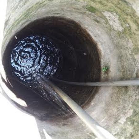 20 năm và giấc mơ nguồn nước sạch - 1 Giếng nước bị nhiễm phèn nặng và vào mỗi dịp hè thì không thể sử dụng nguồn nước này để sinh hoạt