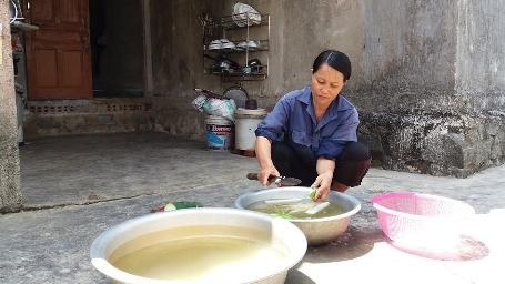 20 năm và giấc mơ nguồn nước sạch - 3 Hai mươi năm qua, người dân nơi đây vẫn phải sử dụng nguồn nước nhiễm phèn, nhiễm mặn để ăn uống, sinh hoạt