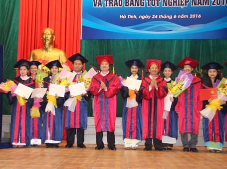 Bộ trưởng Bộ GD&ĐT cùng lãnh đạo tỉnh Hà Tĩnh trao bằng tốt nghiệp cho những sinh viên xuất sắc