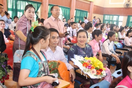 Nhiều gia đình người Lào có con em đang theo học tại Trường ĐH Hà Tĩnh cũng đã có mặt để chứng kiến và chúc mừng con em của họ đón nhận bằng tốt nghiệp