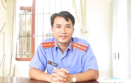 Chạy xe giữa đêm khuya để tìm trả thẻ dự thi cho thí sinh - 1 Anh Bùi Trường Lâm đã chạy xe máy hàng chục km để trả lại giấy tờ cho các thí sinh